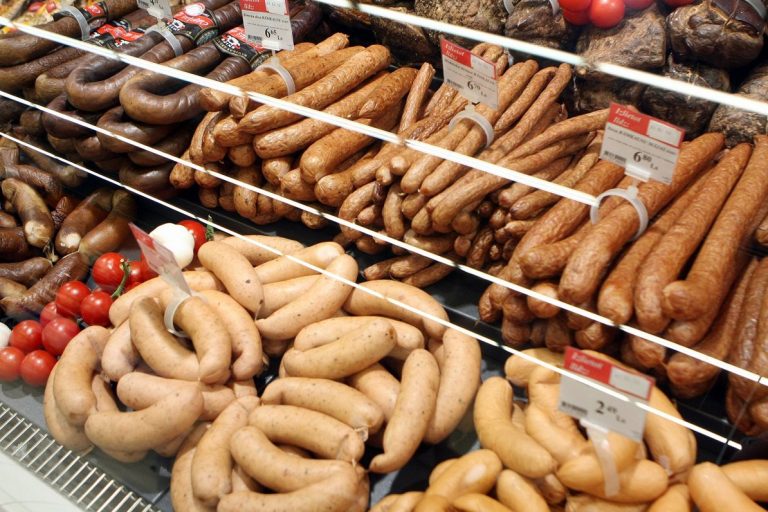 Свинина за год подорожала на 70% — цены на колбасы будут расти и дальше