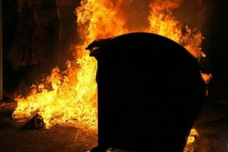 В Плявниеках завелся пироман? Жители дома ночью были вынуждены эвакуироваться из-за сильного задымления