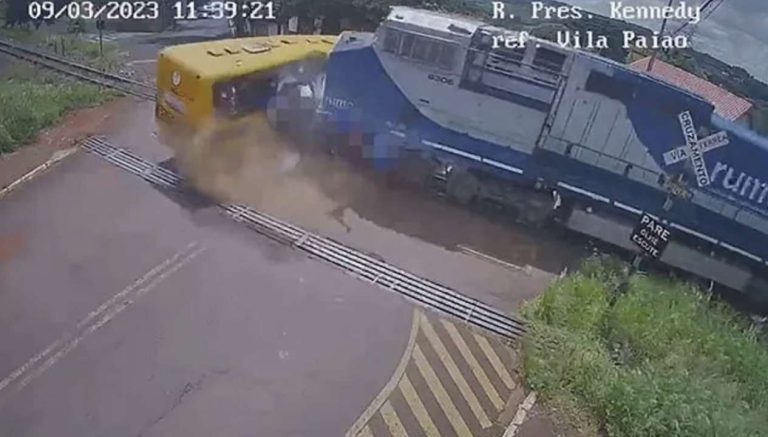 В Бразилии поезд врезался в автобус с детьми: есть жертвы