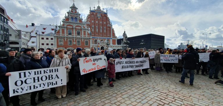 Пикет против сноса памятника Пушкину собрал около 200 человек