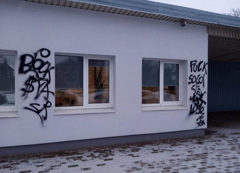 Злоумышленники разрисовали недавно отремонтированное здание Rīgas satiksme