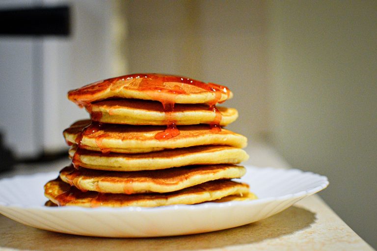 Начинаем день вкусно: оладьи с маслом и джемом — рецепт без заморочек