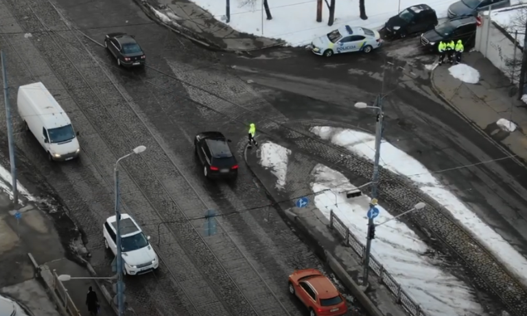 Улов полицейского дрона — 11 агрессивных водителей за полтора часа у Воздушного моста