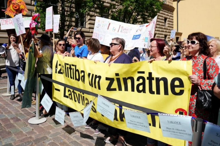 Педагоги приняли решение провести забастовку
