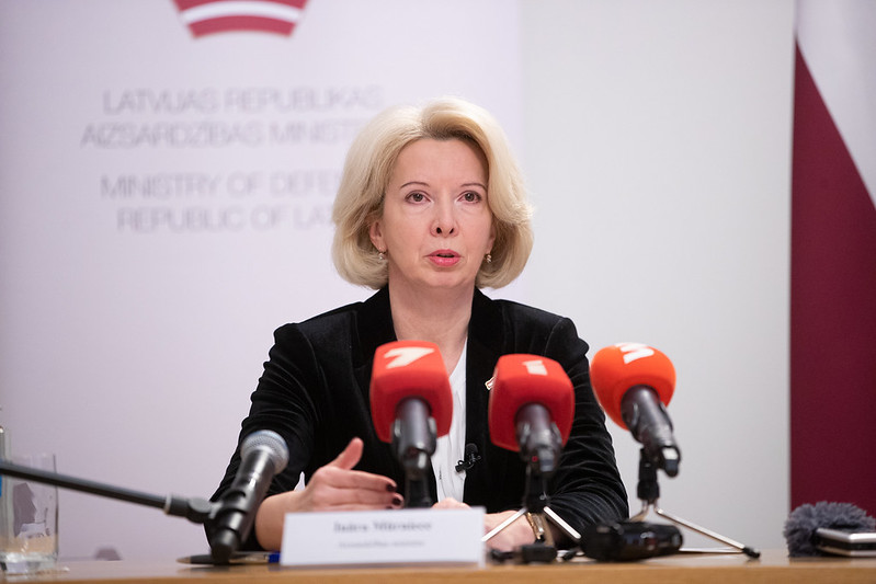 Сейм отклонил запрос об отставке министра обороны из-за скандальной сделки