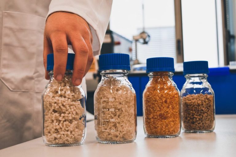 Химики разработали водорастворимый пластик из картофельного крахмала