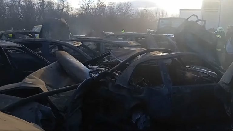 В Венгрии на трассе столкнулись 42 автомобиля. После ДТП вспыхнул крупный пожар