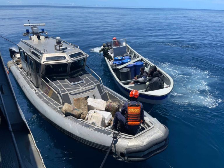 У побережья Колумбии обнаружили самодельную субмарину с 2 тоннами кокаина и 2 мертвыми телами внутри