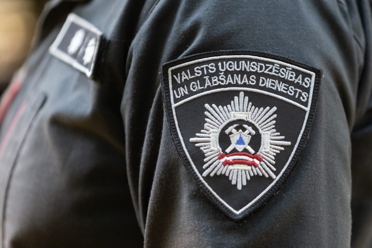 Пожарные спасли семь человек из горящего дома