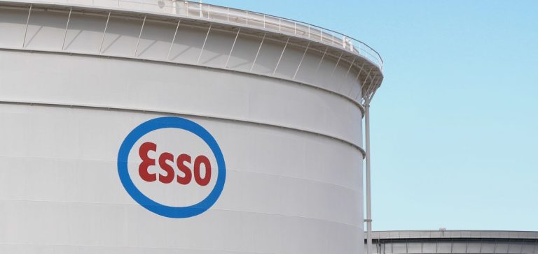 На заводе Esso во Франции начались драки с полицией из-за попыток заставить персонал работать