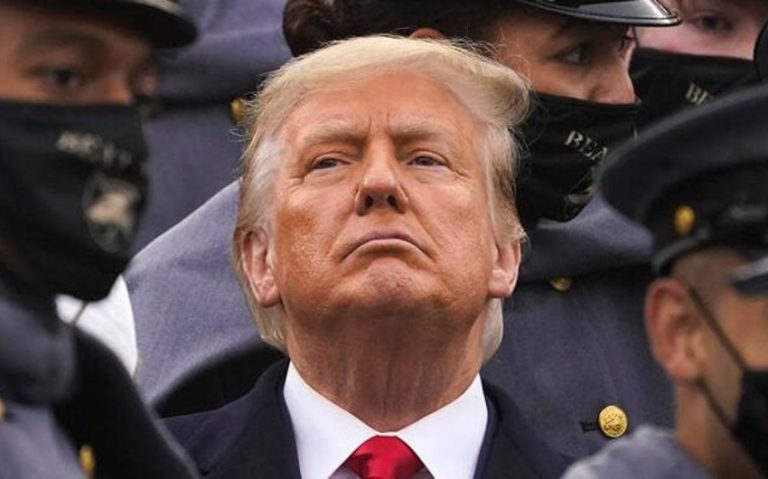 Трамп просит сторонников подписать петицию против предъявления ему обвинений и просит денег