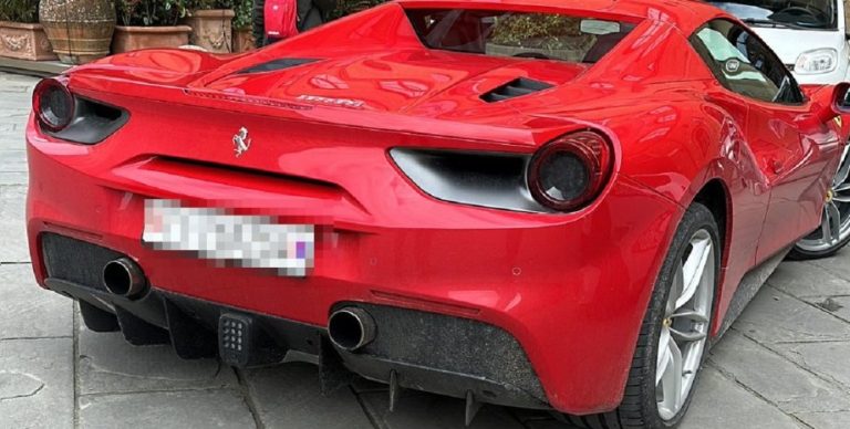 Туриста на Ferrari оштрафовали за проезд по знаменитой площади Флоренции. Американец сразу его оплатил
