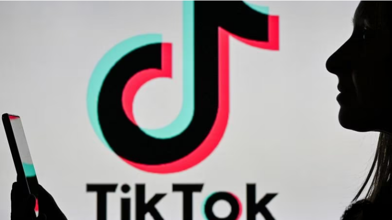 В Италии проверяют TikTok из-за опасного челленджа — молодые люди наносят на лицо шрамы