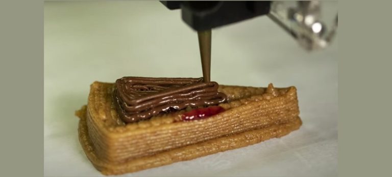 Робот печатает на 3D-принтере чизкейки — посмотрите, как проворно!