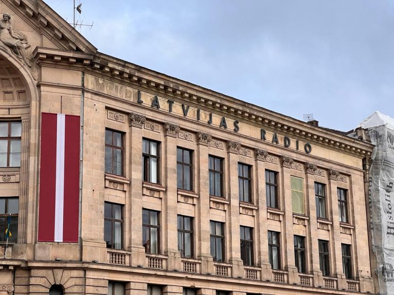 Работники Латвийского радио в открытом письме требуют остановить объединение общественных СМИ