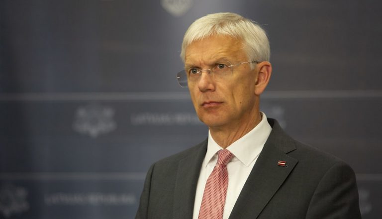 Кариньш настаивает об отмене срочности поправок к закону об общественных электронных СМИ