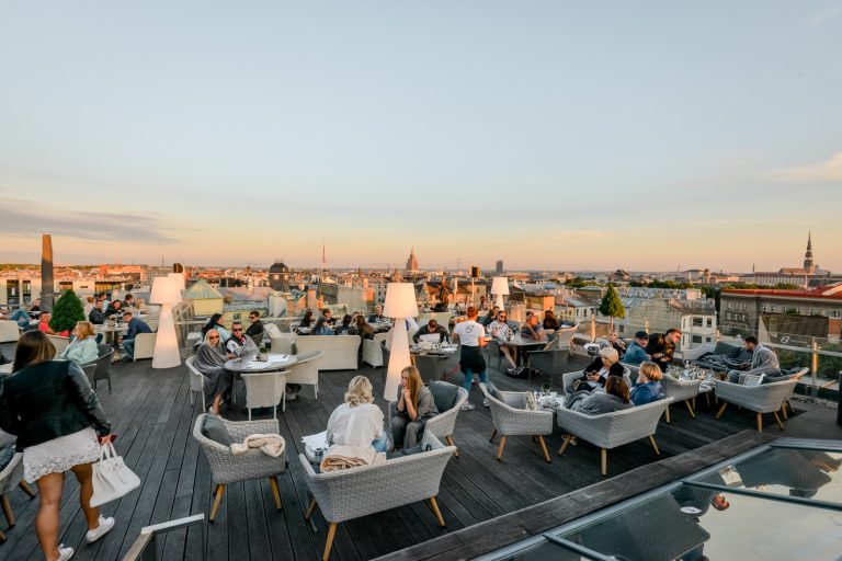 83% латвийцев согласны на введение 5%-ной ставки НДС для общепита