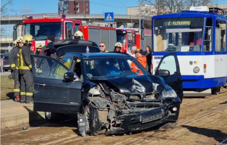 На улице Маскавас в Риге BMW X5 въехал на трамвайные пути, пробив ограждение