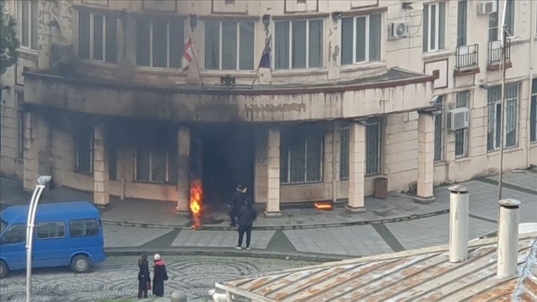 Неизвестный бросил «коктейль Молотова» в здание Батумского суда — СМИ