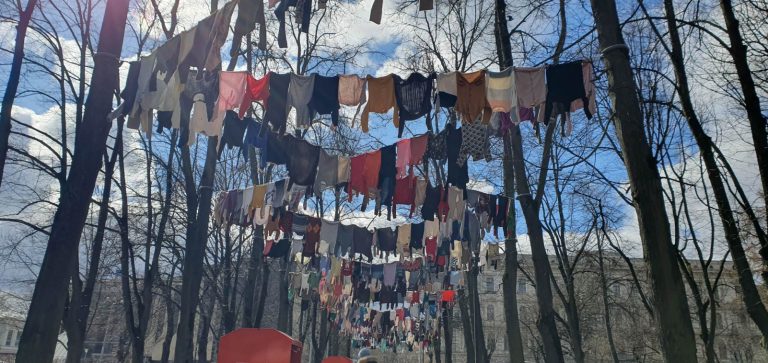 В центре Риги открывается инсталяция «Аллея стиля», поднимающая вопрос о борьбе с текстильными отходами