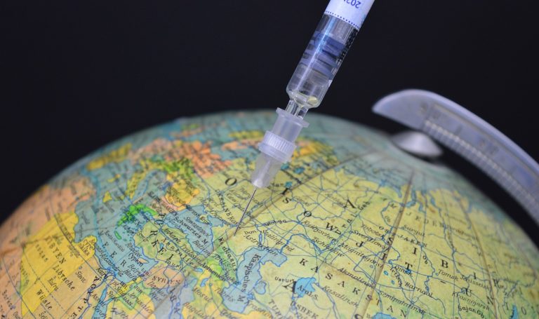 ВОЗ меняет рекомендации по прививкам от Covid: оказывается, вакцинация нужна не всем