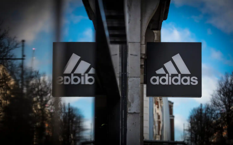 Спор из-за трех полосок: Adidas обвинил Black Lives Matter в плагиате логотипа