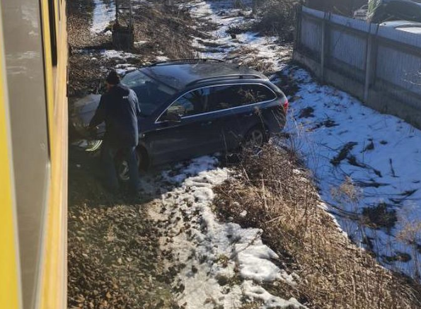 Машина выехала на рельсы. Из-за ДТП на два часа задержался поезд Тукумс-Рига