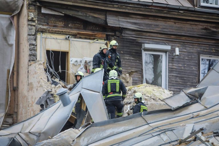 Эксплуатация дома по соседству с рухнувшим запрещена; мэр Риги обещает жильцам помощь