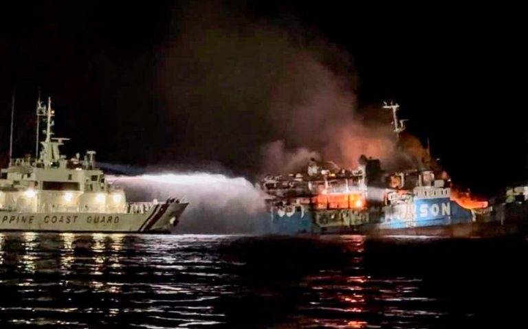 Пожар на пассажирском судне на Филиппинах — погибли 12 человек