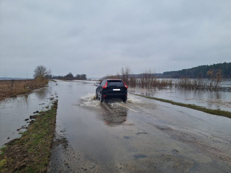 Паводок на Даугаве продолжится — вода поглощает все больше низин и дорог