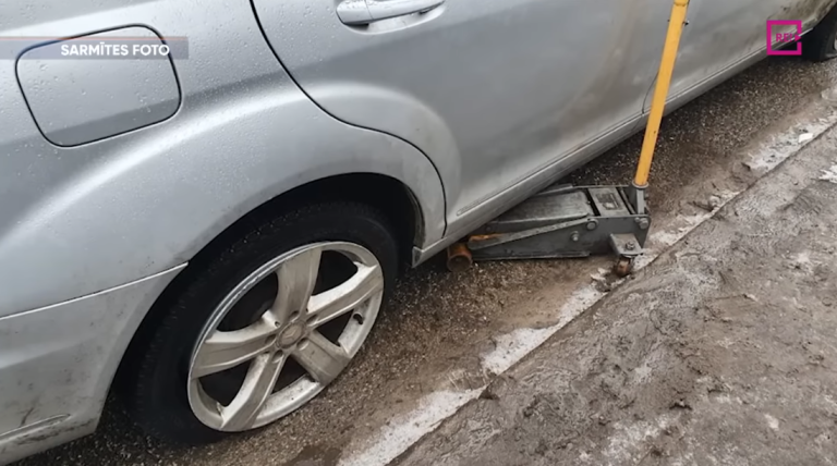 Автоводитель выиграла в суде у Рижской думы — за поломку машины из-за ямы ей заплатят 1800 евро