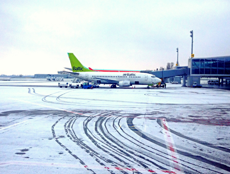 Из-за непогоды самолет airBaltic выкатился за пределы посадочной полосы