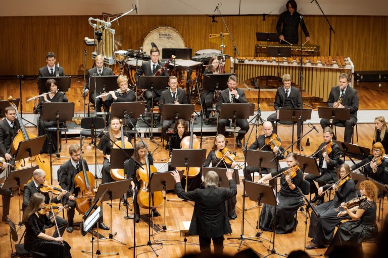 Из-за отказа играть музыку русских авторов уволена скрипачка Sinfonietta Rīga
