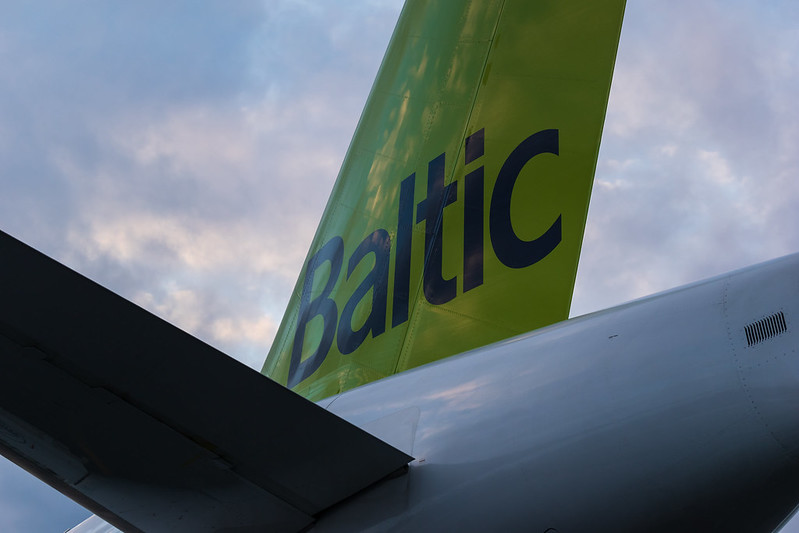 Самолет airBaltic в Риге столкнулся с птицами и вылетел с 5-часовым опозданием