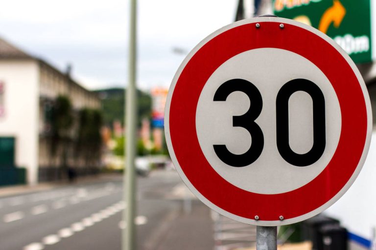 В Риге ограничат максимальную скорость движения до 30 км/ч. На каких улицах?