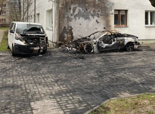 В Пурвциемсе за ночь сгорели две машины