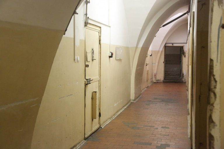 В Даугавпилсской тюрьме повесился подозреваемый в педофилии. Его дело не закрыто
