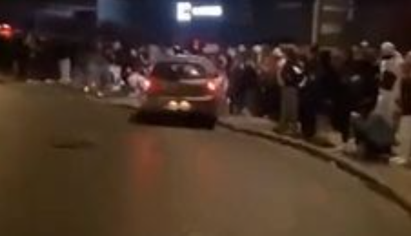 Во Франции автомобиль въехал в группу молодежи, двое с тяжелыми травмами