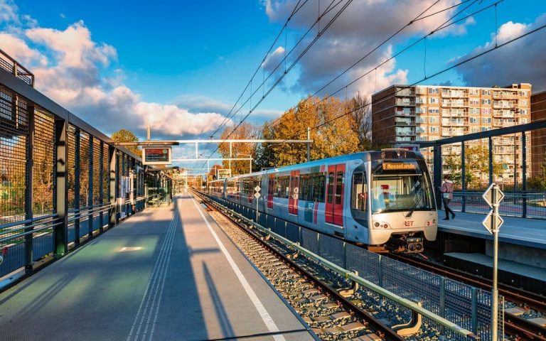 В Нидерландах открыли станцию ​​метро прямо на пляже