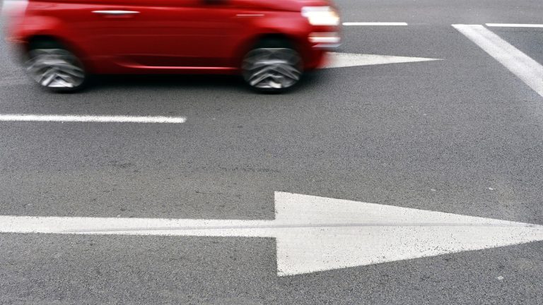 Опрос: во время езды каждый пятый латвийский автоводитель отвлекается от дороги