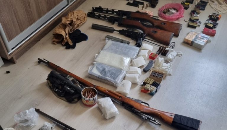 У наркодилеров в Риге нашли оружие и несколько килограммов кокаина — на 350 000 евро