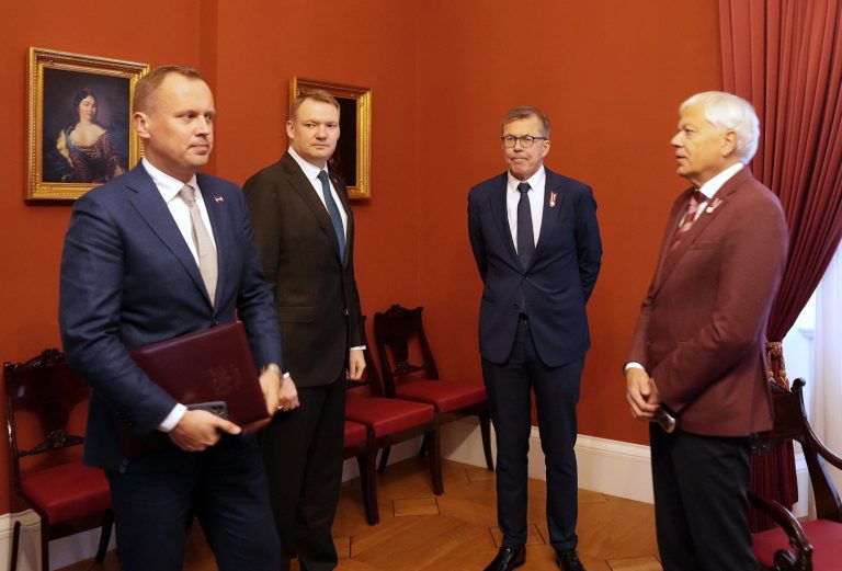 Единый коалиционный кандидат в президенты невозможен — ОС ответил Кариньшу