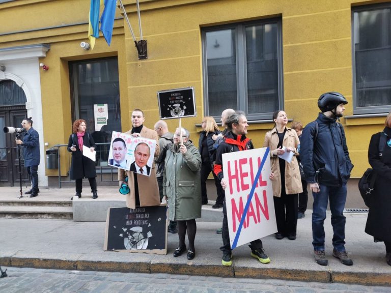 «Демократия — более хрупкая, чем фарфор»: у министерства среды пикетчики требуют отставки мэра Огре Хелманиса