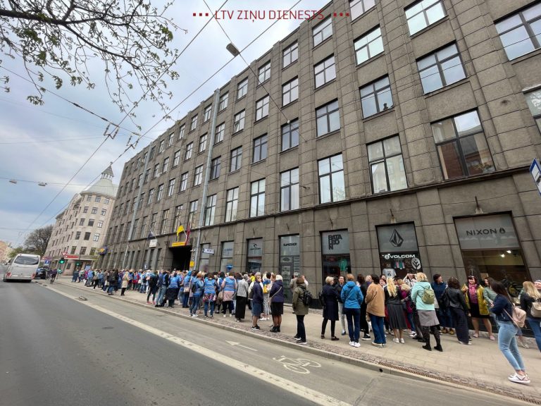 «Нет школ — нет проблем»: учителя и медики вышли на протест (ВИДЕОТРАНСЛЯЦИЯ)
