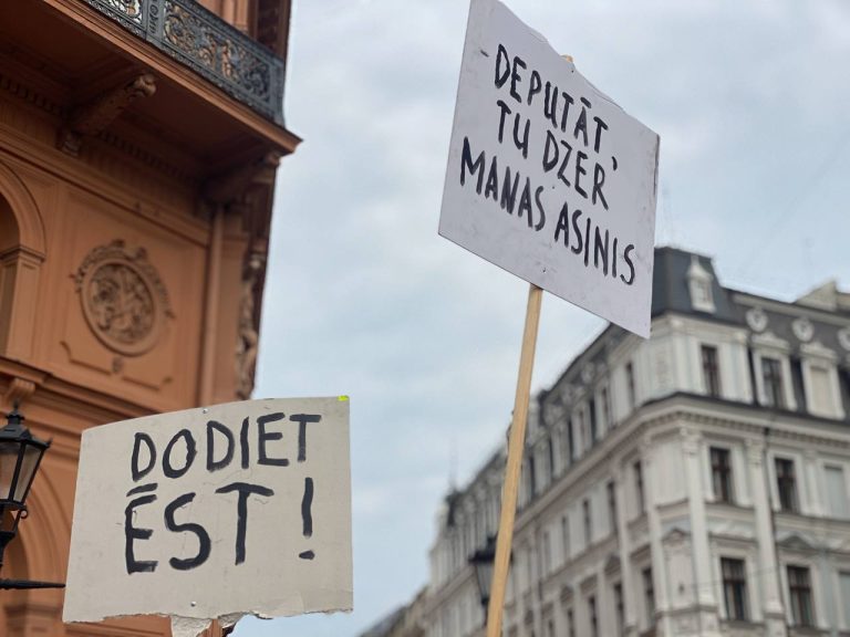 После марша протеста педагогов решились бастовать и медики