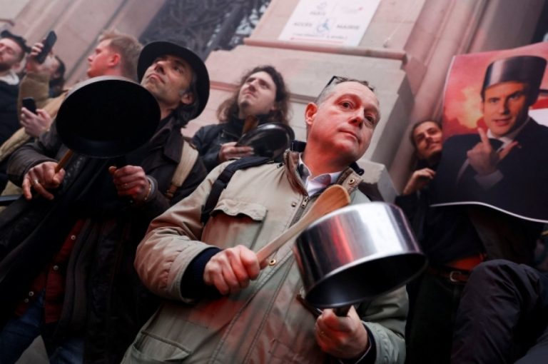 Во Франции прошли акции протеста с кастрюлями и сковородами — сорваны поездки правительства