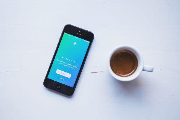 Twitter возвращает знаменитостям «синюю галочку» без оплаты