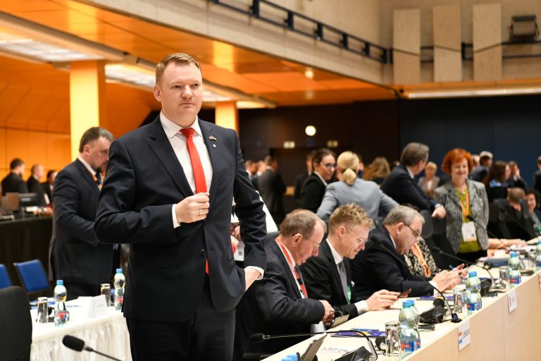 Забастовка медиков: Смилтенс призывает коалицию не принимать решений в последний момент