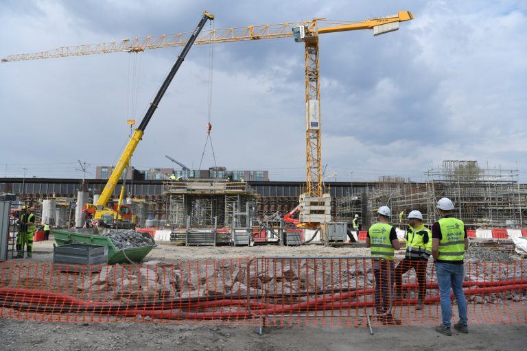 Из-за повреждения водопровода в центре Риги будет ограничено движение