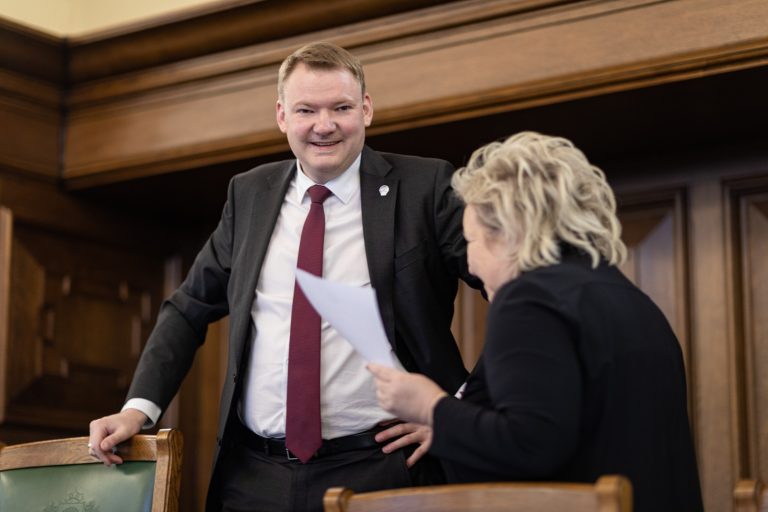 Из-за недовольства населения работой правительства возможны досрочные выборы — эксперты